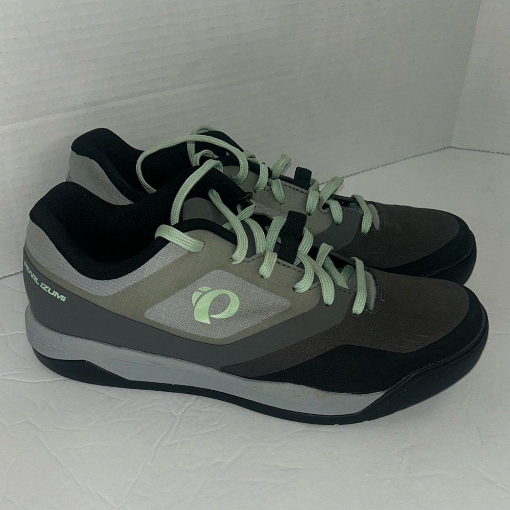 Pearl Izumi Women's Sneakers in Gray and Black